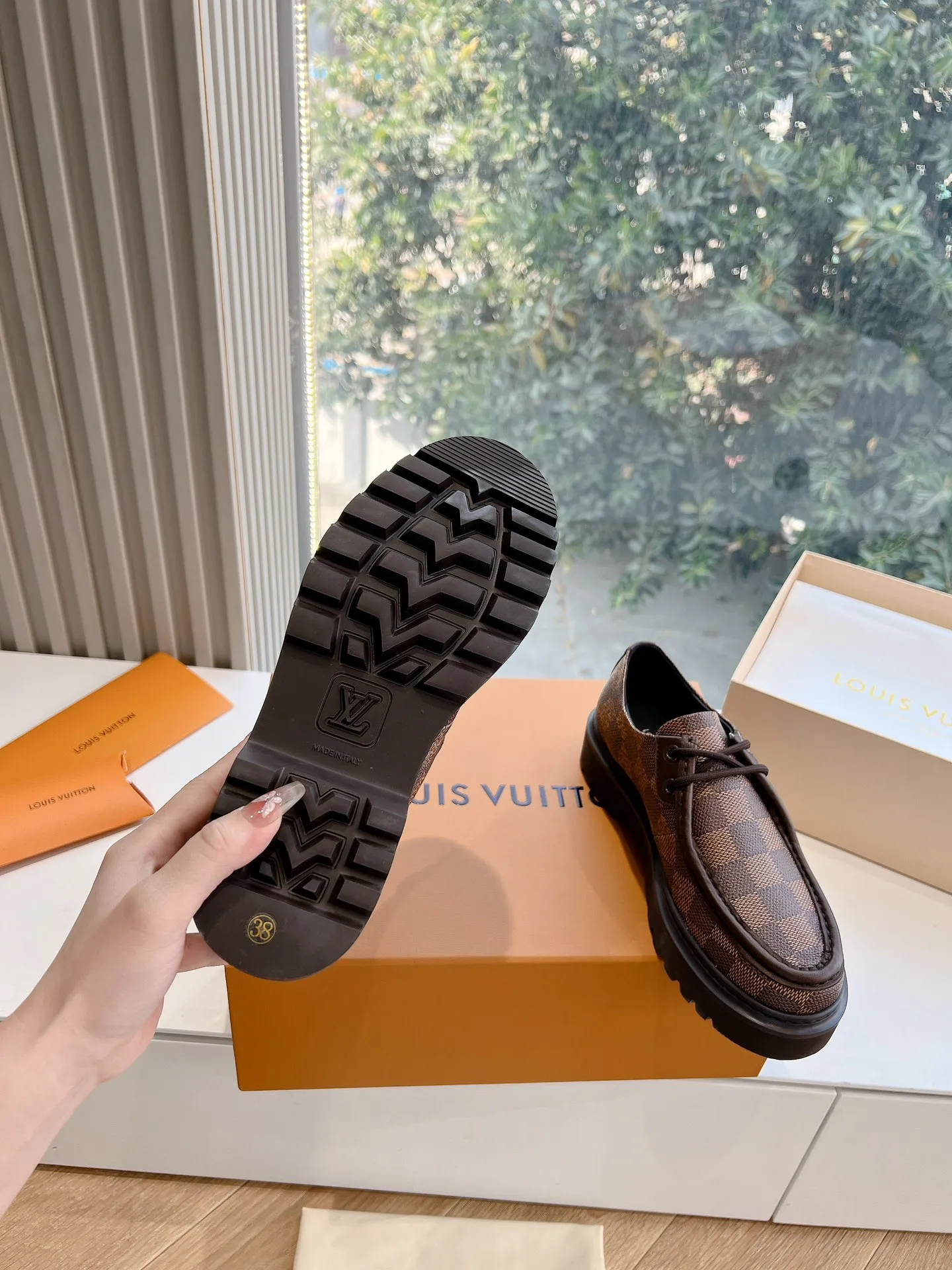 👟👟Ex-factory price 720👟👟 What you see is what you get G199 top version Louis Vuitto Louis Vuitton LV donkey brand L Carrefour shoes Archlight classic Skate sports and leisure thick-soled shoes Your LV outfit is shared today Louis Vuitton Presbyopic thick-soled loafers Original purchase and development Production Original purchase and development Production This LV Archlight sneaker is from Cut from cow leather in a playful shape. Double laces embellished with Louis Vuitton logo beading. The wide tongue and wavy outsole establish recognition, both are decorated with the LV Circle logo ▪️Fabric: Original imported original material ▪️Inner lining: Original customized lining ▪️Sole: Original molded genuine ▪️Size: Women's 35-45 (please note male and female when ordering at 39.40, 45 is not refundable or exchangeable for customization)